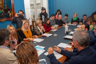 Mazzutti habló de "política de vaciamiento" de Vidal por el traspaso del servicio al municipio