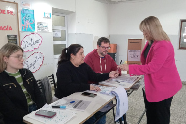 "Creo en el valor de participar, de sumar miradas", dijo Revilla al emitir su voto