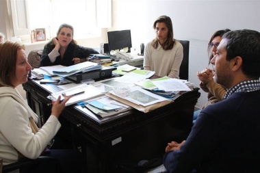 Funcionarios municipales recibieron a representantes de provincia por la urbanización de asentamientos