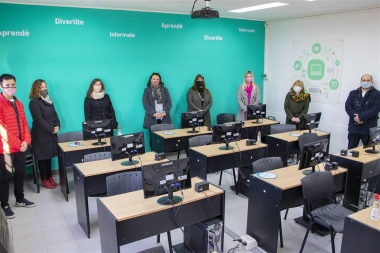 El municipio lanzó "escuelas a mano" y la oposición replicó "100 días tarde"