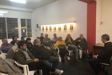 Rosa dio una charla sobre “la Seguridad y la Política” en el comité de la UCR