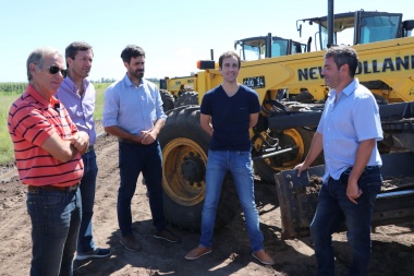 Chau consorcios: el municipio presentó maquinaria vial y se aleja la participación de productores