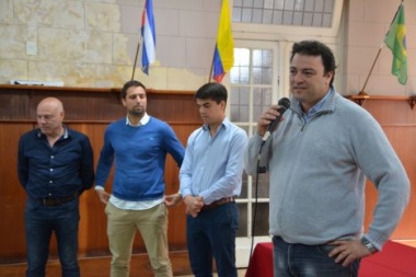 9 de julio: Barroso apuesta al voto joven y fleta micros municipales para universitarios