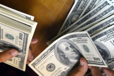 Buscan calmar la subida del dólar con nueva deuda y tasas de interés muy altas