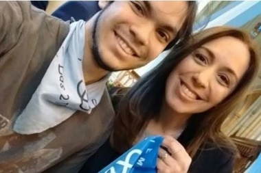 Aborto: Vidal se mostró con el pañuelo celeste de los grupos "provida"