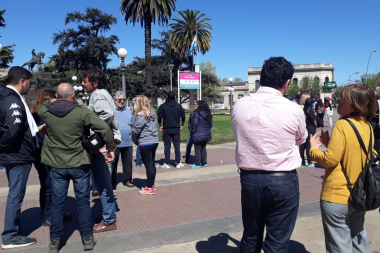 Trabajadores despedidos de la empresa "Don Antonio" reclamaron frente al municipio