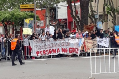 Manifestación y fuerte operativo de seguridad en la visita de Macri y Vidal
