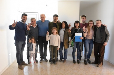 Con dardos a nación, Zurro realizó una nueva entrega de viviendas