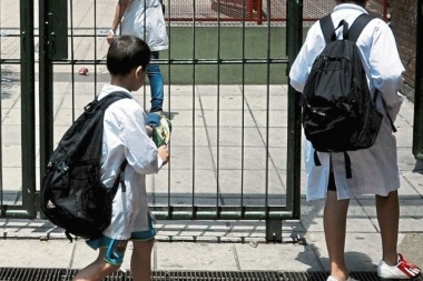 Zurro promueve una ley para regular el peso de las mochilas escolares