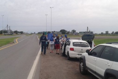 Docentes de Villegas, Tejedor y Rivadavia repartieron panfletos sobre las rutas 188 y 33