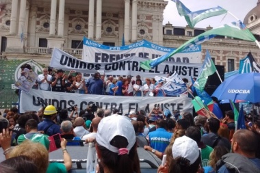 Docentes y estatales marcharon con fuertes críticas a Vidal y al Presupuesto 2019