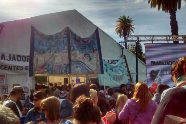 Rechazo al “techo salarial del 15%”: Docentes ya acampan frente a Gobernación
