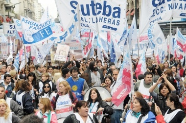 Docentes marchan al ministerio de Educación contra reformas en los EOE