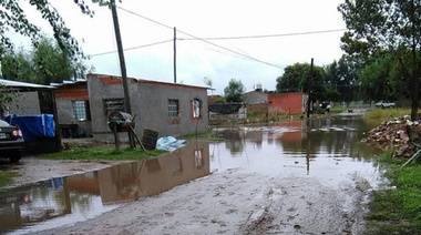 Defensa Civil tuvo que actuar ente los efectos de una jornada de viento y lluvias intensas sobre el distrito