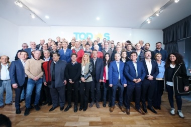Kicillof limó asperezas con los intendentes, se mostró con Massa y delineó campaña