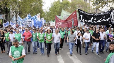 Protestas: paran los médicos, estatales, y judiciales y marchan a la Gobernación