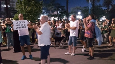 En Junín también hubo cacerolazo y marcha contra el DNU de Milei