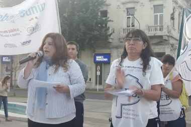 El frente gremial marchó por Junín exigiendo "aumento salarial digno" y no al cierre de escuelas