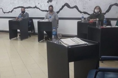 Un concejal de Ameghino sesionó sentado en un cajón de manzanas, desde la vereda