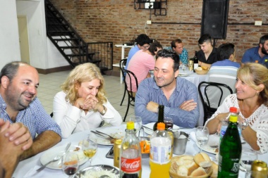 Aiola juntó a la UCR de la cuarta en Chacabuco para comenzar a levantar el perfil "boina blanca"