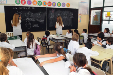 Kicillof confirmó el aumento a docentes y estatales : 25% promedio