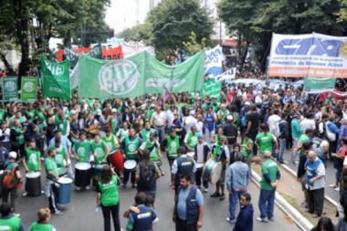 Gremios en alerta por versiones sobre la quita de la cláusula gatillo