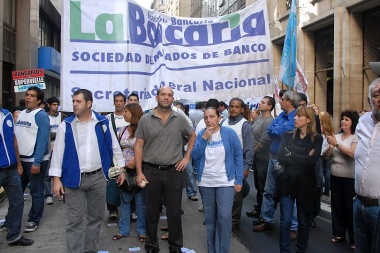 Bancarios activaron la cláusula gatillo y ampliaron la paritaria anual a 28%