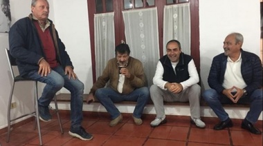 El PJ reunió a sus tres candidatos para mostrar fortaleza frente a Gatica
