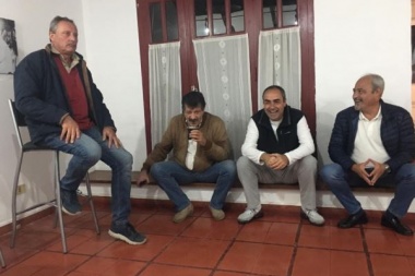 El PJ reunió a sus tres candidatos para mostrar fortaleza frente a Gatica
