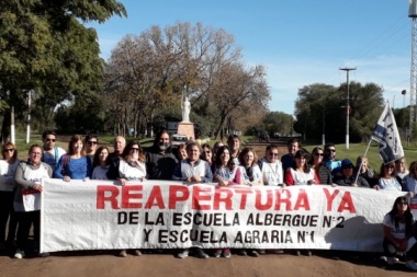 Docentes realizaron caravana para pedir obras en dos establecimientos