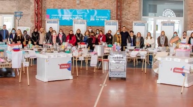 Entregaron elementos para cocinas de 28 escuelas donde funciona el SAE