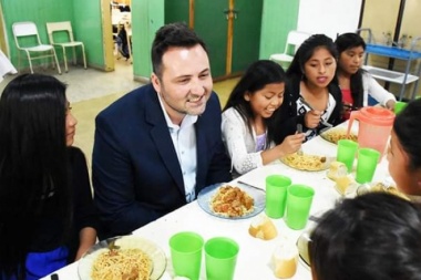 Polémica por una foto de Aiola en un comedor escolar en Chacabuco