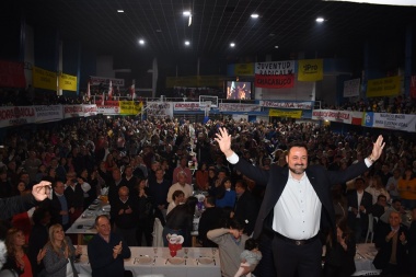 Demostración de fuerza: Aiola lanzó su campaña a sala llena y con la presencia de Salvador
