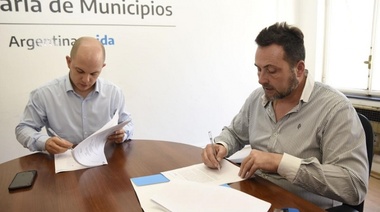 Aiola firmó convenio por tres combis para las localidades chacabuquenses
