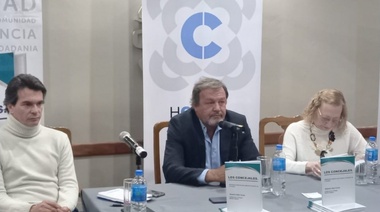 Costa presentó su libro "Los Concejales" en otros dos distritos de la cuarta