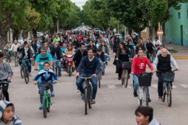 Flexas cerró la campaña con una bicicleteada y prometió "otros cuatro años más de crecimiento"