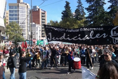 Judiciales bonaerenses paran y se movilizan en reclamo de mejores salarios