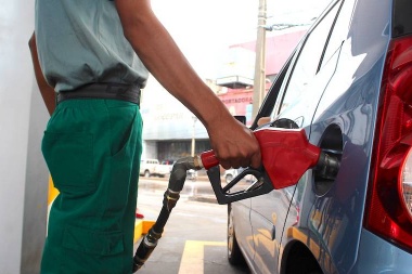 El Gobierno postergó para marzo la suba de impuestos en combustibles