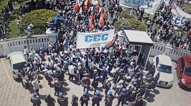 Organizaciones sociales intentaron tomar la Municipalidad de La Plata e hirieron a funcionario