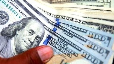 El dólar oficial sigue subiendo escalones y el blue, en retroceso