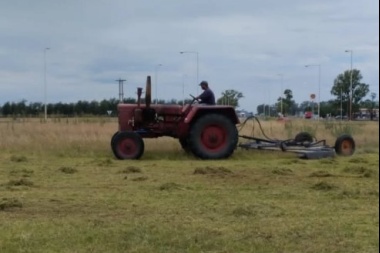 Ante falta de respuestas, el Municipio cortó el pasto en rotondas sobre Ruta 7