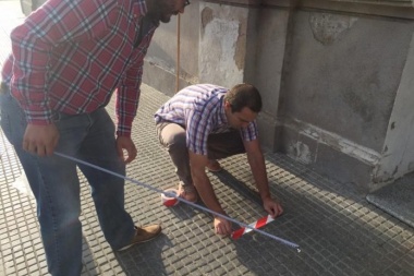 En Rivadavia marcan las veredas fuera de los bancos para respetar la distancia entre las personas