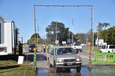 Se colocó un arco para la desinfección de vehículos en el acceso Raúl Alfonsín