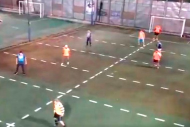 La práctica de fútbol 5 volverá a Lincoln en modalidad "metegol humano"
