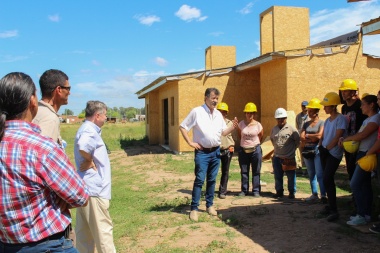 El municipio respaldó la continuidad del programa de viviendas de Cáritas