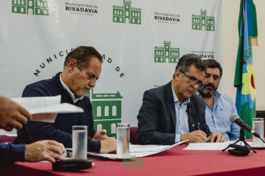 Martínez firmó contrato por viviendas para Rivadavia y destacó apoyo provincial 