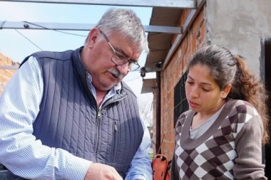 Gatica entrega bono de 1000 pesos a municipales de Bragado y llama a paritarias