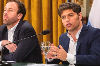 Tras la suba a policías, Kicillof retoma las paritarias con docentes y estatales