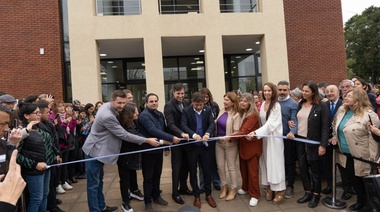 Kicillof inauguró una casa PBA en Los Toldos y sumó foto con la cuarta