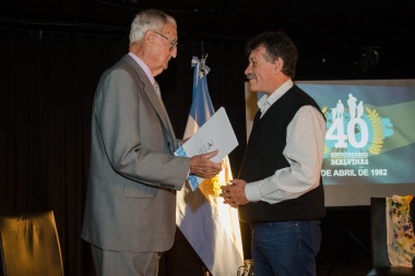 A 42 años de Malvinas: a sala llena, Martín Balza brindó una charla en Bragado